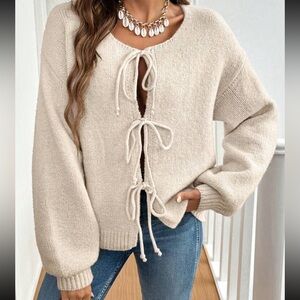 Cream lace-up sweater with a relaxed fit #casualchic